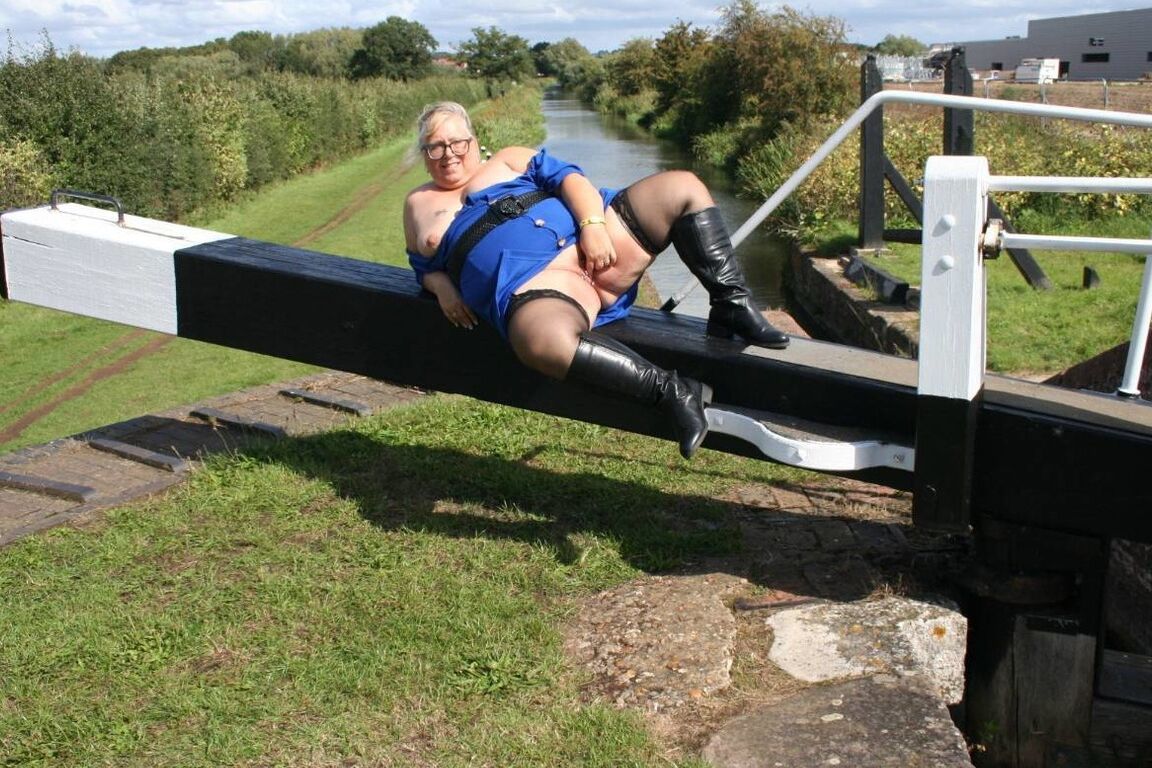 16P A britânica obesa Lexie Cummings consola sua buceta em uma área de conservação