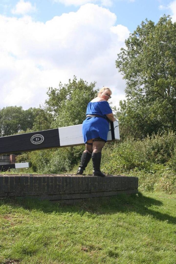 16P A britânica obesa Lexie Cummings consola sua buceta em uma área de conservação