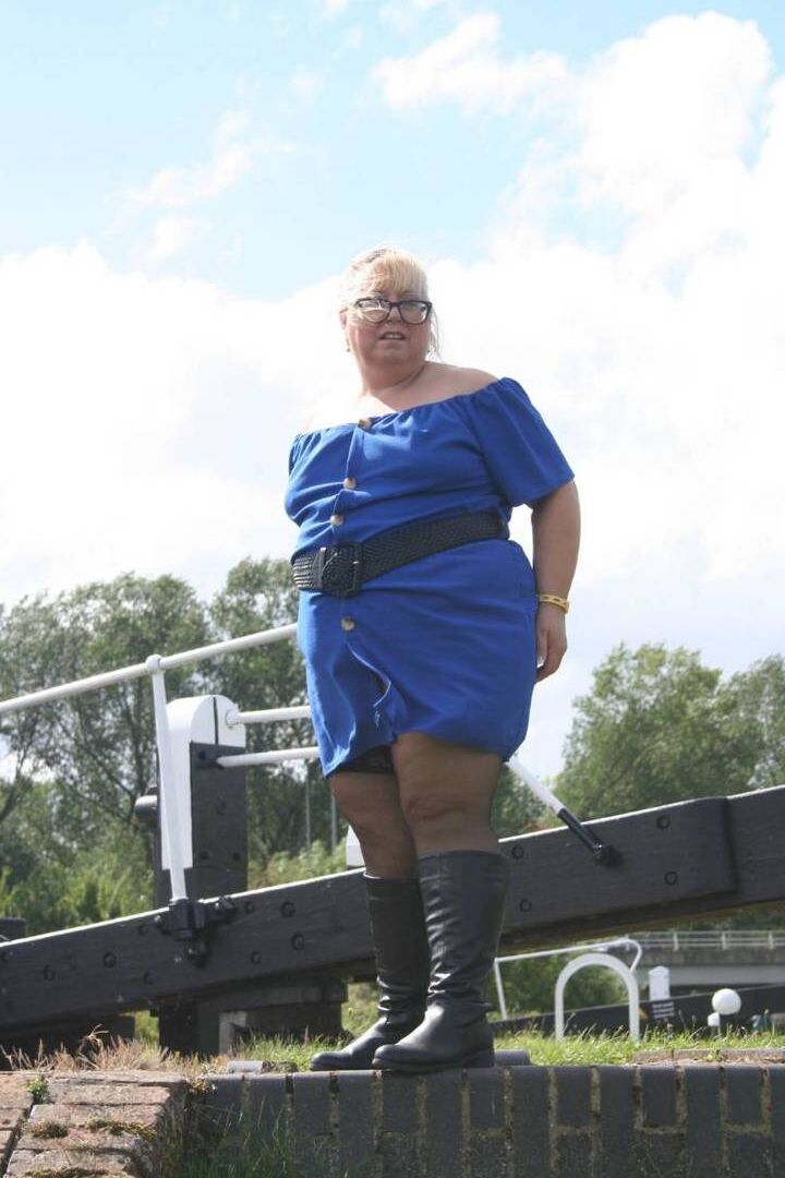 16P A britânica obesa Lexie Cummings consola sua buceta em uma área de conservação