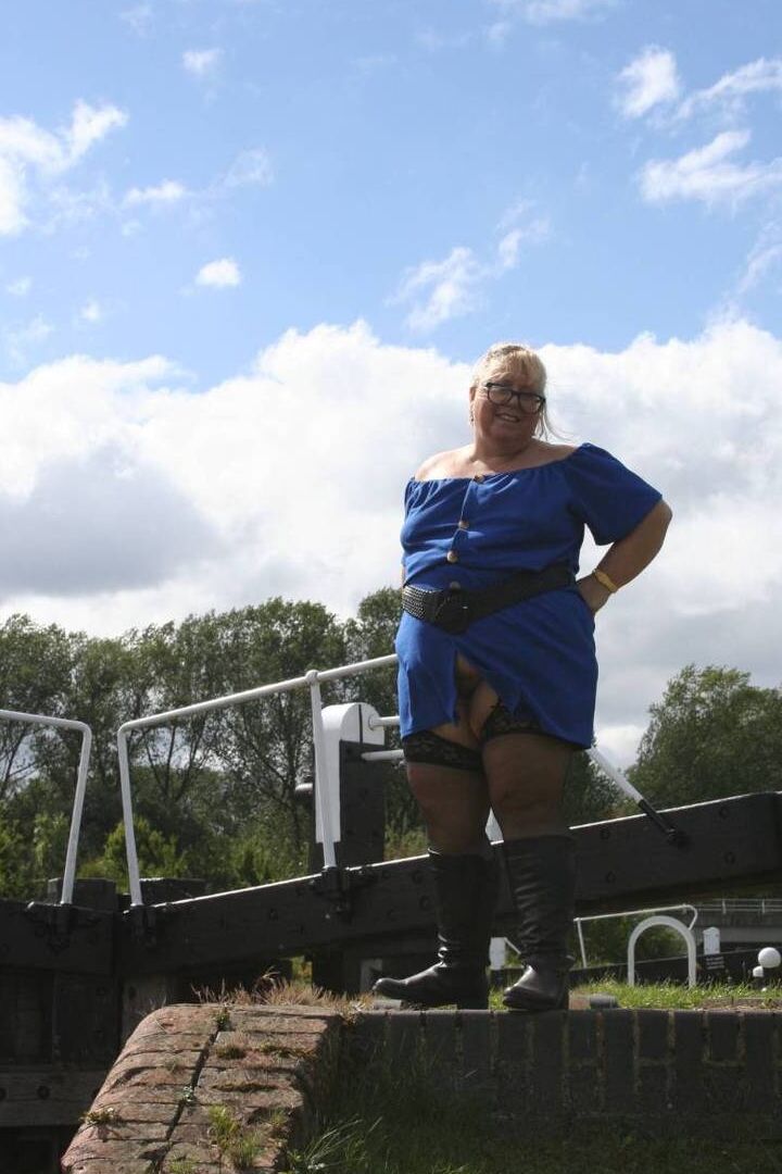 16P A britânica obesa Lexie Cummings consola sua buceta em uma área de conservação