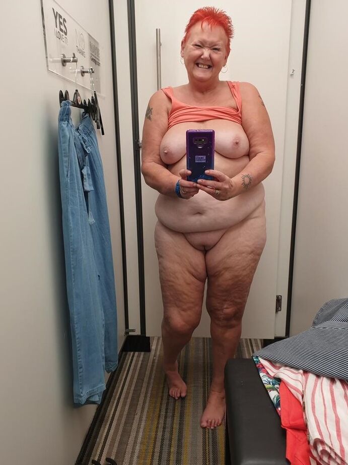 20P 古い SSBBW ヴァル・ガスミックはビーチで露出する前に髪を赤く染める