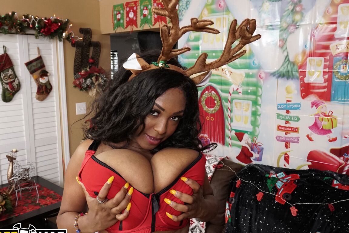 21P Ebony adolescente com peitos gigantes Rachel Raxxx explode e fode um pequeno nerd