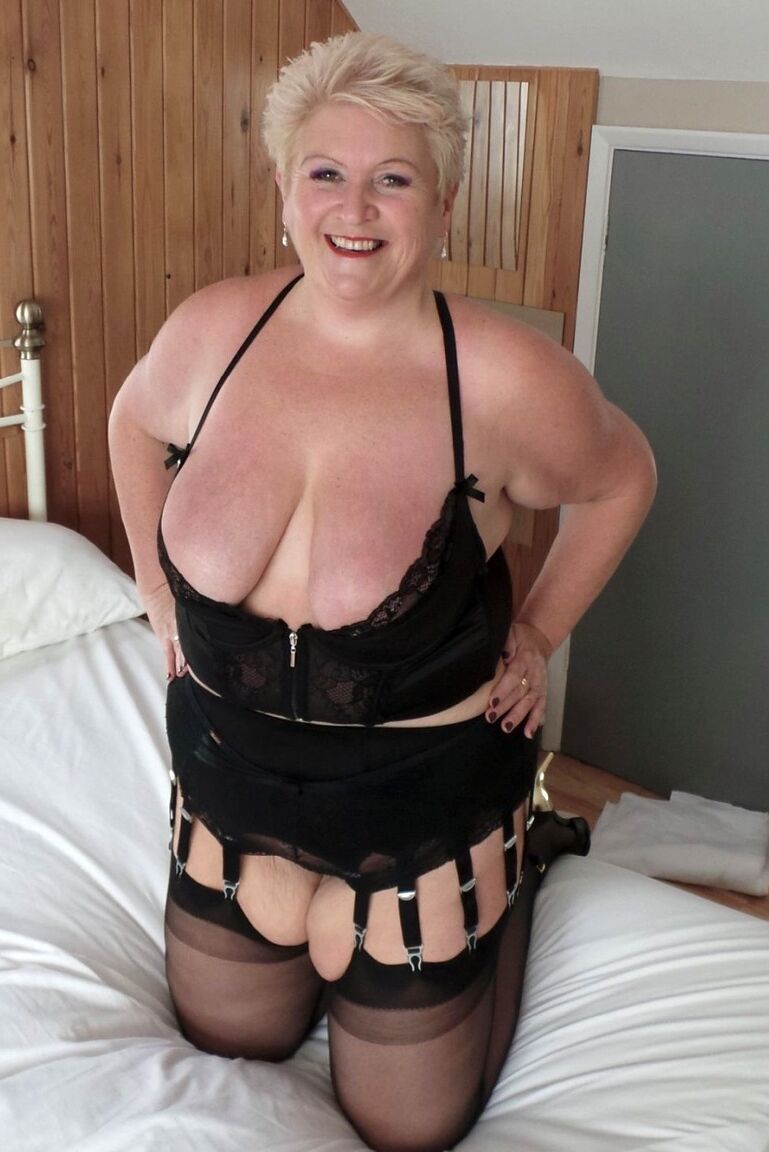 21P Granny Juicy Ginger haciendo alarde de sus tetas colgantes en lencería negra