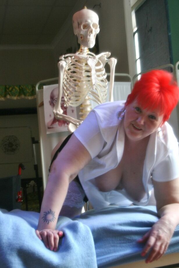 20P Older redheaded BBW Valgasmic Exposed has sexual relations with a skeleton