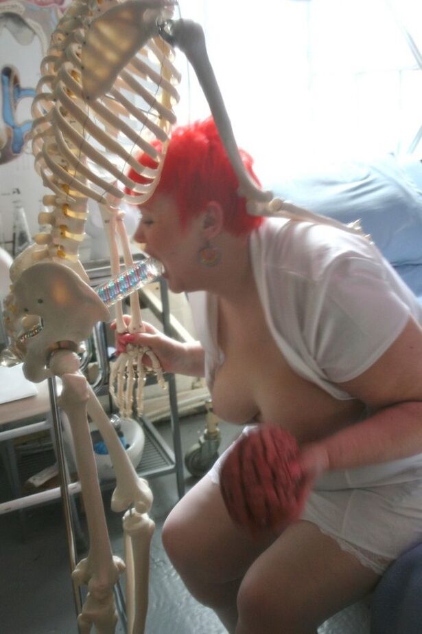 20P Older redheaded BBW Valgasmic Exposed has sexual relations with a skeleton