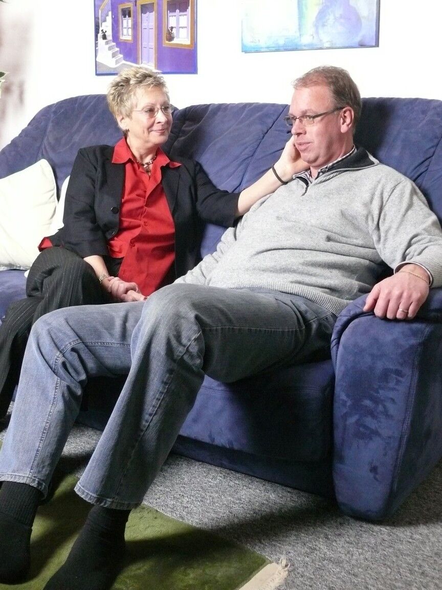 21P Two busty mature BBWs get fucked by an older dude with glasses in a threesome