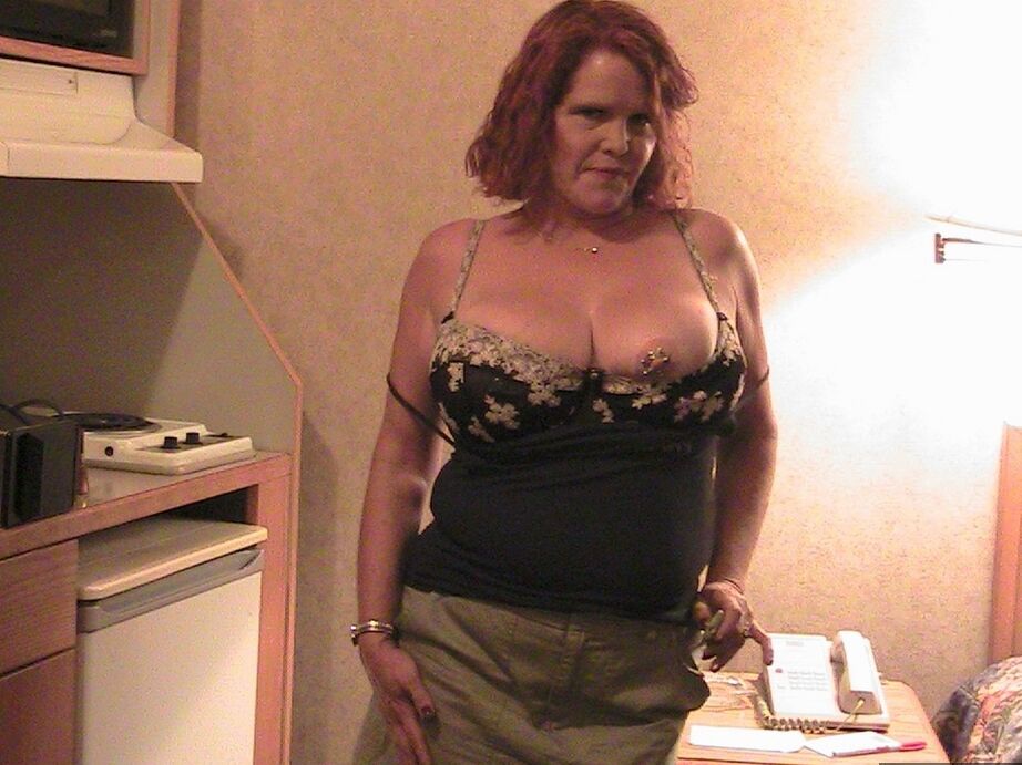 20P La BBW amateur de grandes tetas Misha MILF se mete un consolador en el coño encima de la cama