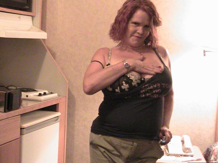 20P La BBW amateur de grandes tetas Misha MILF se mete un consolador en el coño encima de la cama