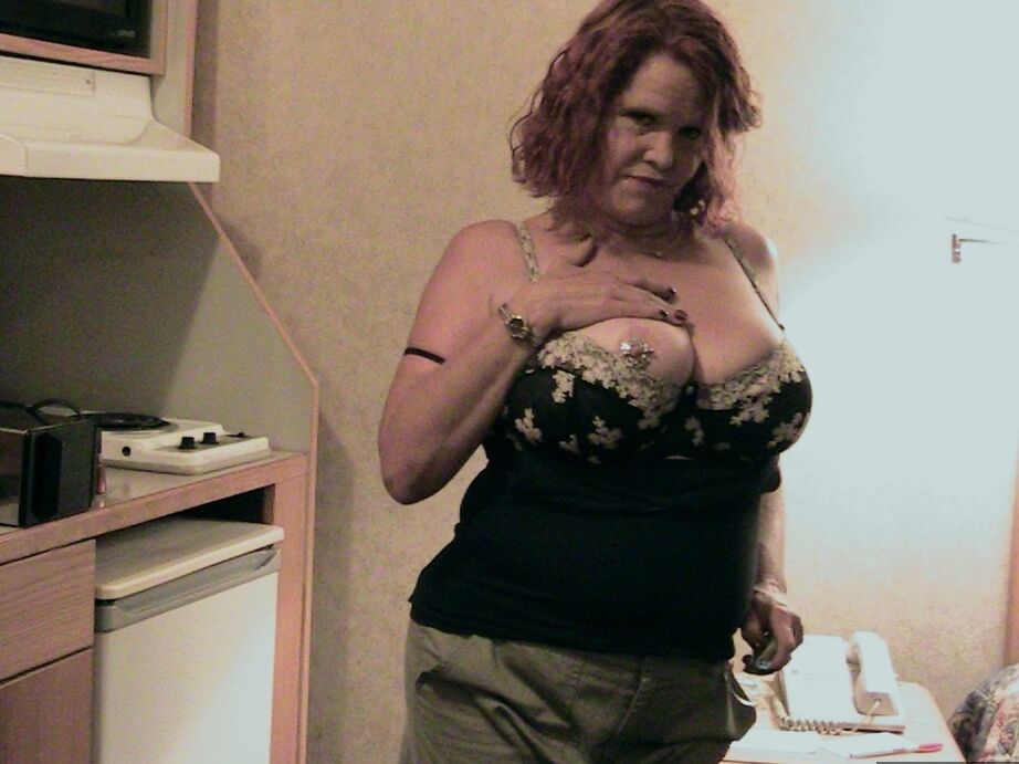 20P La BBW amateur de grandes tetas Misha MILF se mete un consolador en el coño encima de la cama