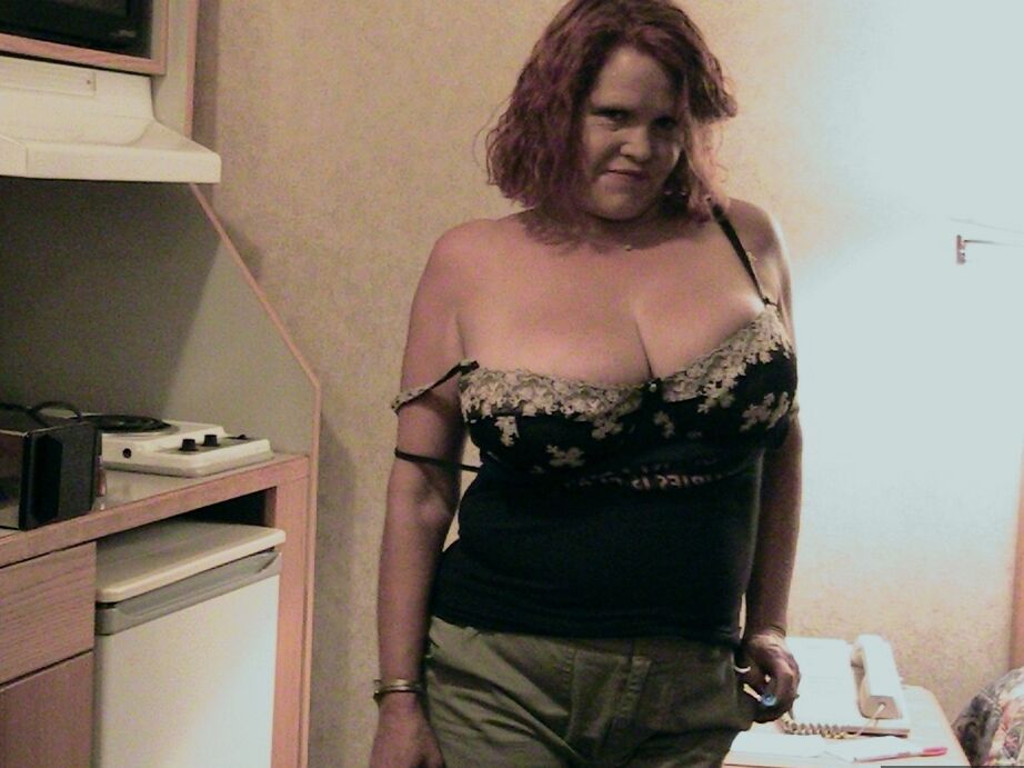 20P La BBW amateur de grandes tetas Misha MILF se mete un consolador en el coño encima de la cama