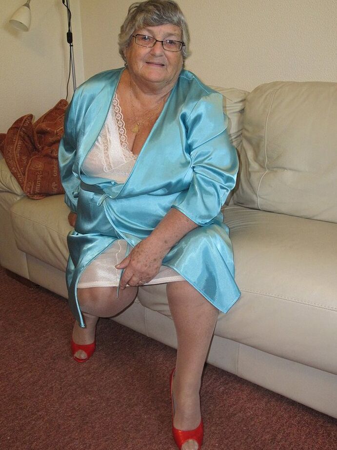 20P Abuela cachonda descarada La abuela Libby revela descaradamente sus tetas caídas
