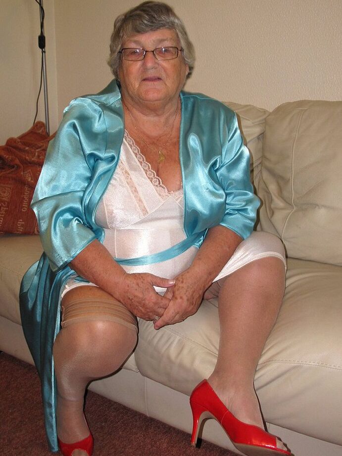 20P Abuela cachonda descarada La abuela Libby revela descaradamente sus tetas caídas