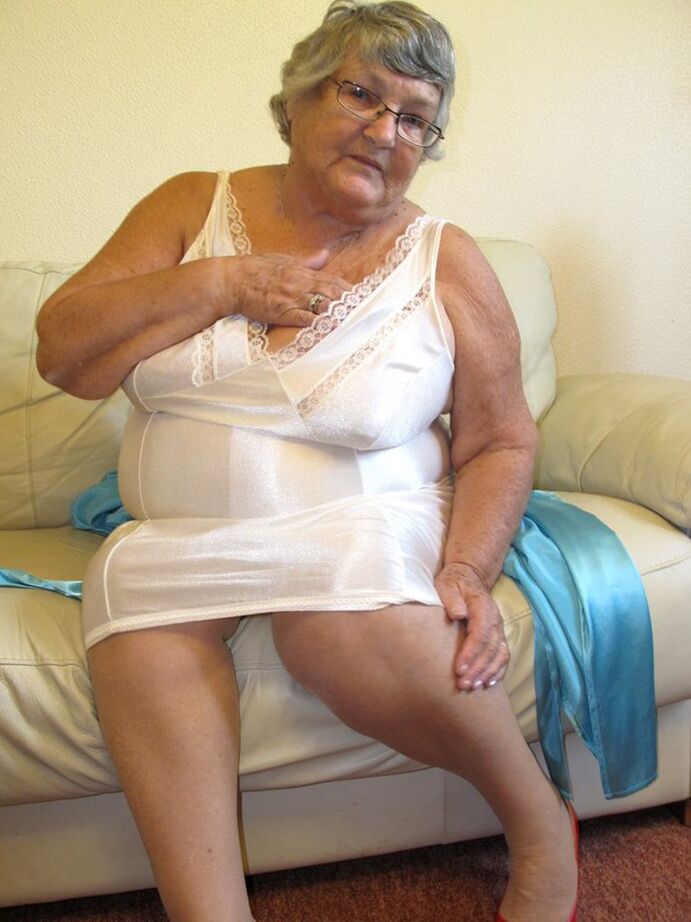 20P Abuela cachonda descarada La abuela Libby revela descaradamente sus tetas caídas