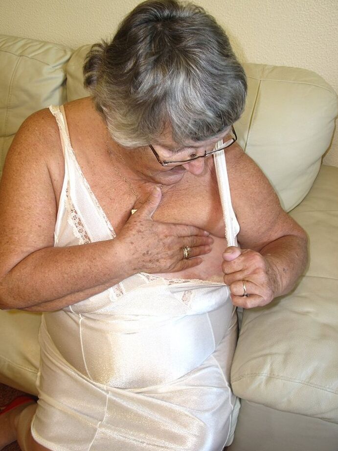 20P Abuela cachonda descarada La abuela Libby revela descaradamente sus tetas caídas