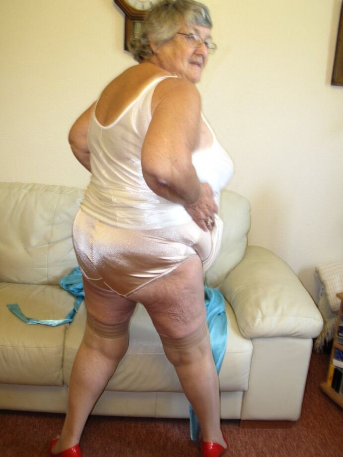 20P Abuela cachonda descarada La abuela Libby revela descaradamente sus tetas caídas