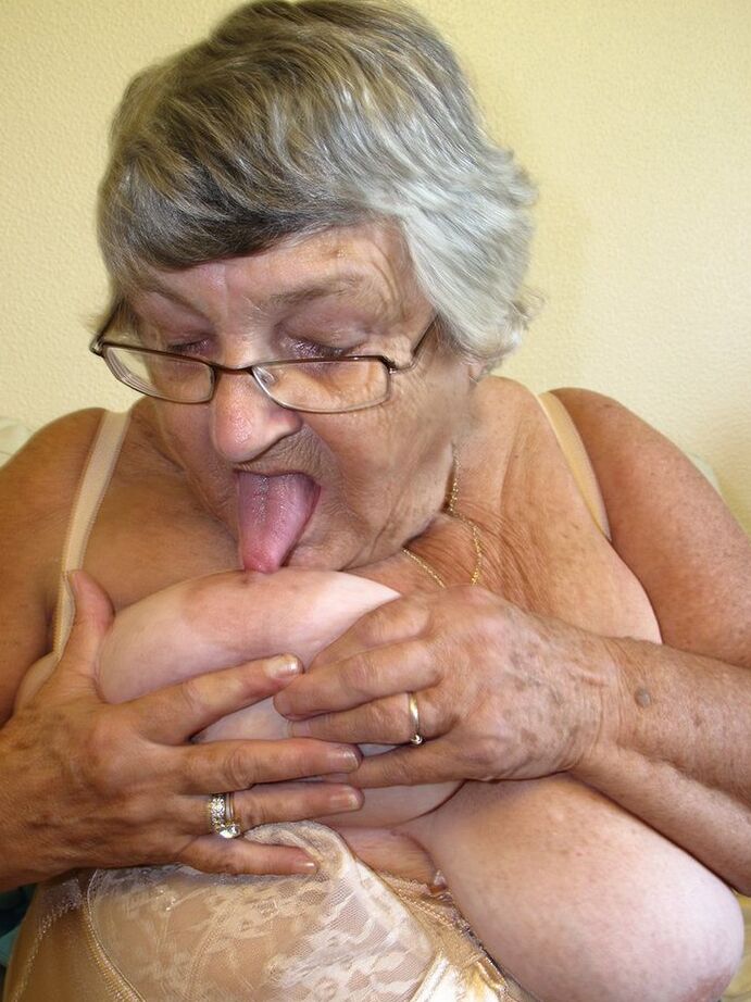20P Abuela cachonda descarada La abuela Libby revela descaradamente sus tetas caídas