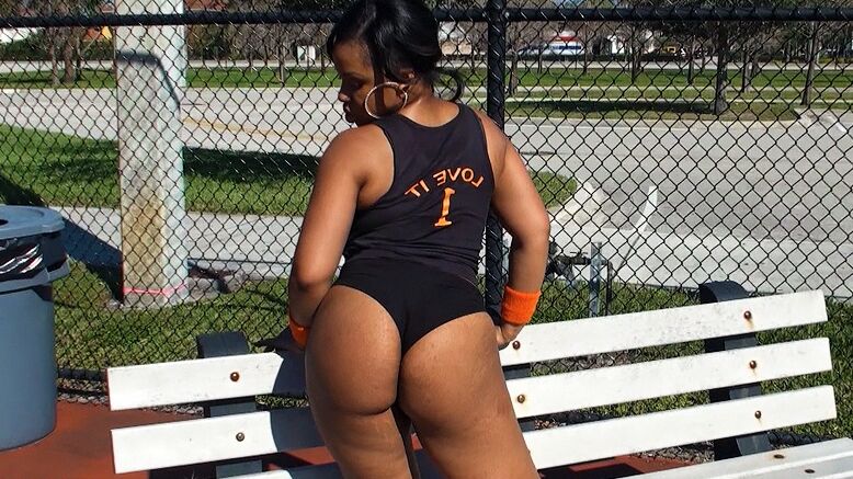 16P Black BBW Aryana Adin se clava el culo en una polla y recibe un tratamiento facial