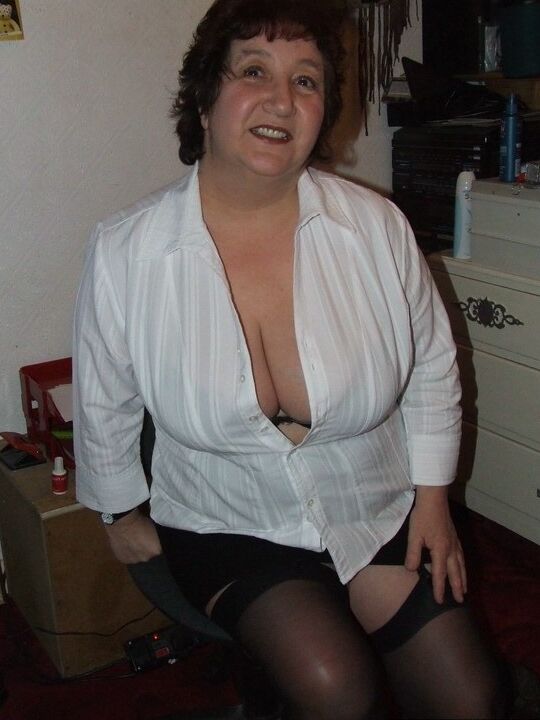 20P Granny Kinky Carol revela seus peitos enormes e bunda legal em lingerie preta