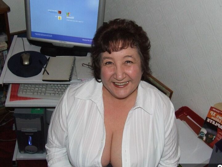 20P Granny Kinky Carol revela seus peitos enormes e bunda legal em lingerie preta