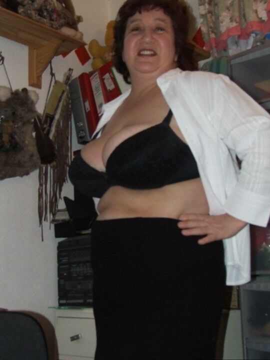 20P Granny Kinky Carol revela seus peitos enormes e bunda legal em lingerie preta