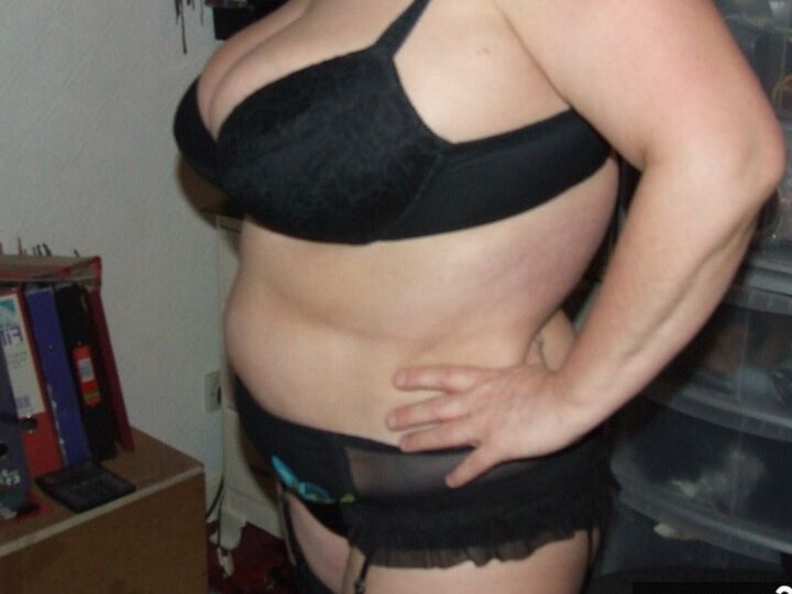 20P Granny Kinky Carol revela seus peitos enormes e bunda legal em lingerie preta