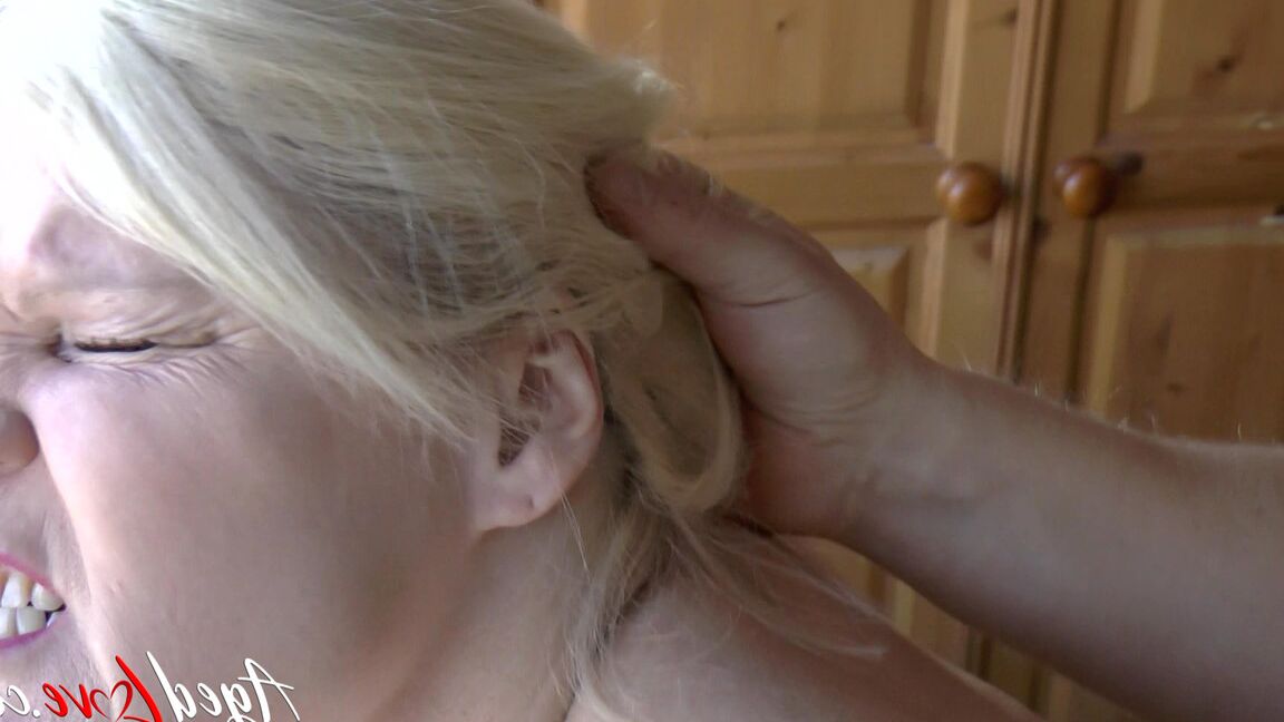 21P Blonde Oma mit tollen Titten zieht sich aus und wird in Strümpfen gefickt