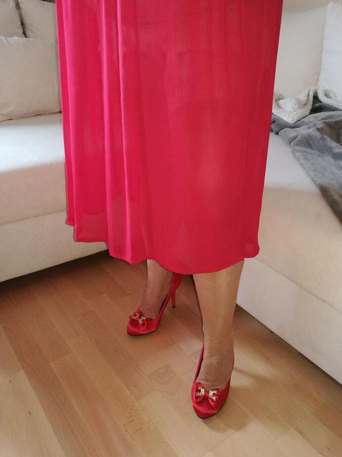 20P La cachonda oma Caro se levanta un vestido largo rojo para abrir su vagina peluda