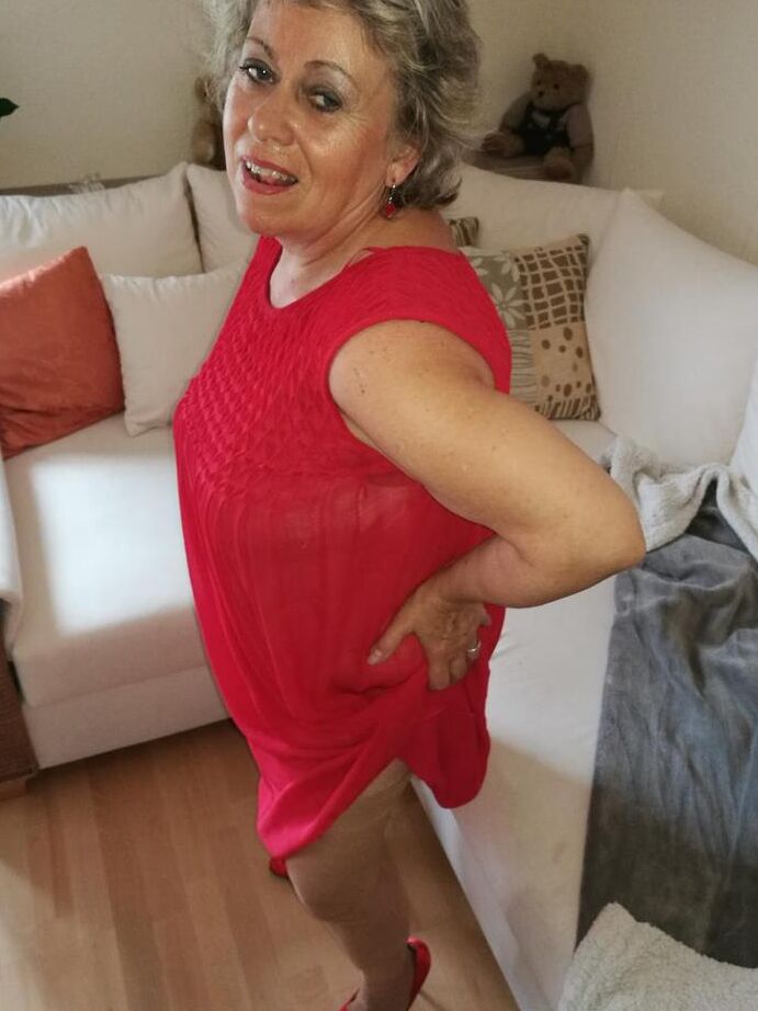 20P La cachonda oma Caro se levanta un vestido largo rojo para abrir su vagina peluda