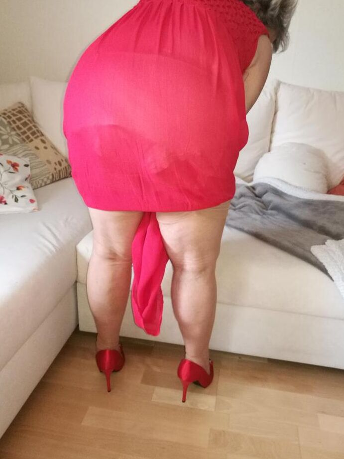 20P La cachonda oma Caro se levanta un vestido largo rojo para abrir su vagina peluda