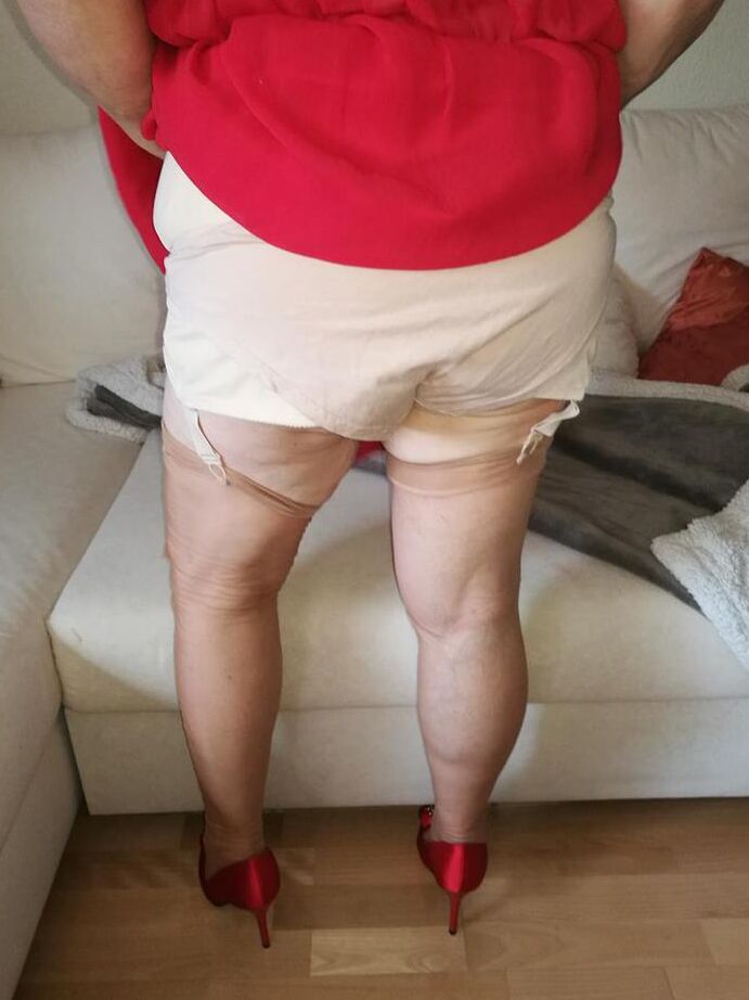 20P La cachonda oma Caro se levanta un vestido largo rojo para abrir su vagina peluda