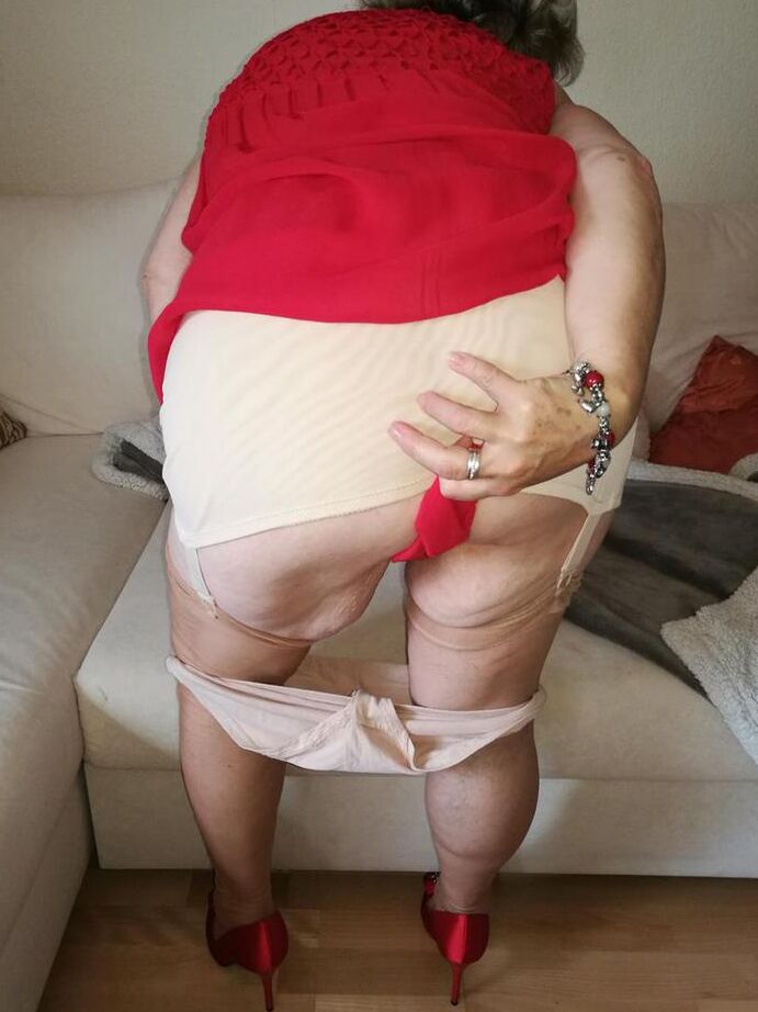20P La cachonda oma Caro se levanta un vestido largo rojo para abrir su vagina peluda