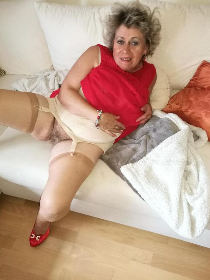 20P La cachonda oma Caro se levanta un vestido largo rojo para abrir su vagina peluda