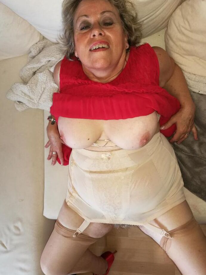 20P La cachonda oma Caro se levanta un vestido largo rojo para abrir su vagina peluda