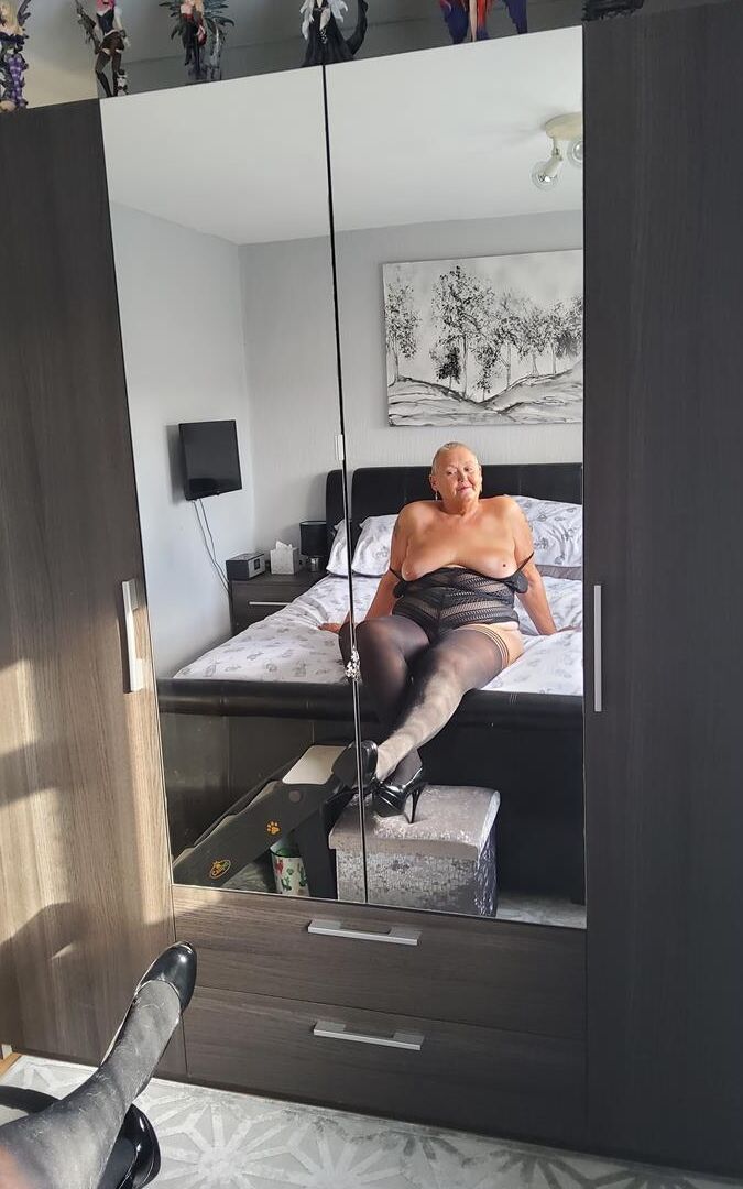 16P La grand-mère en surpoids Valgasmic Exposed découvre ses seins sur son lit en bas