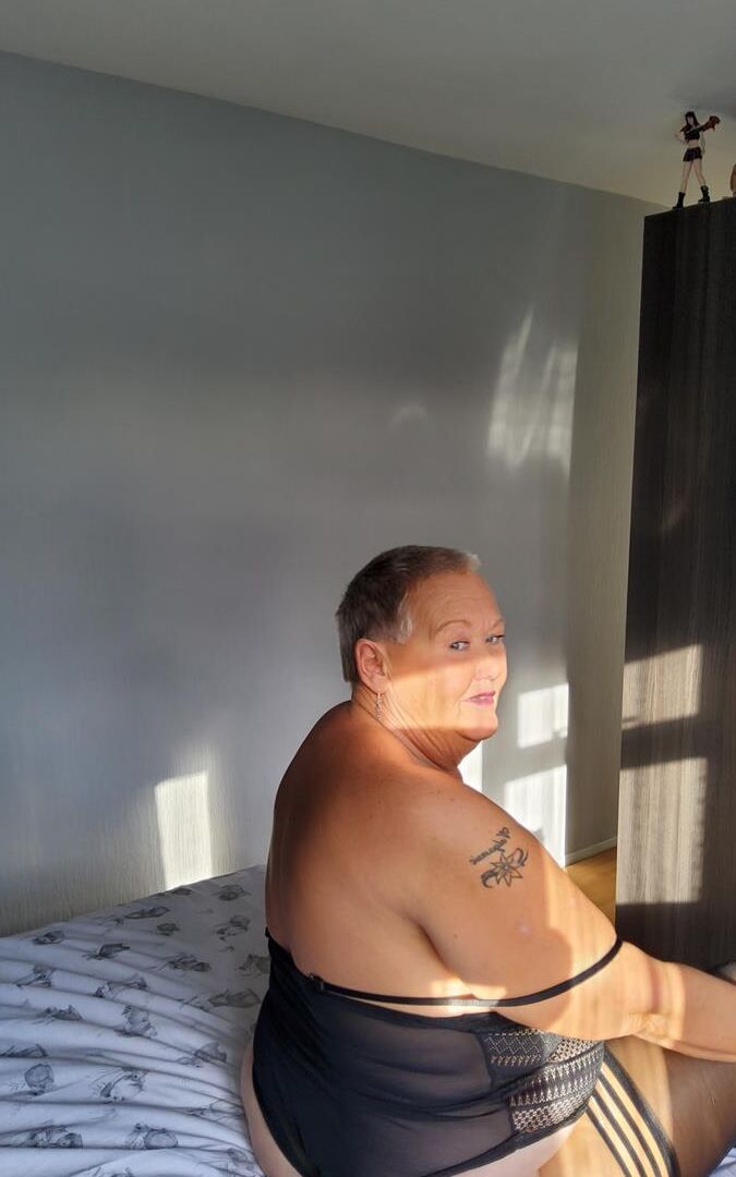 16P La grand-mère en surpoids Valgasmic Exposed découvre ses seins sur son lit en bas