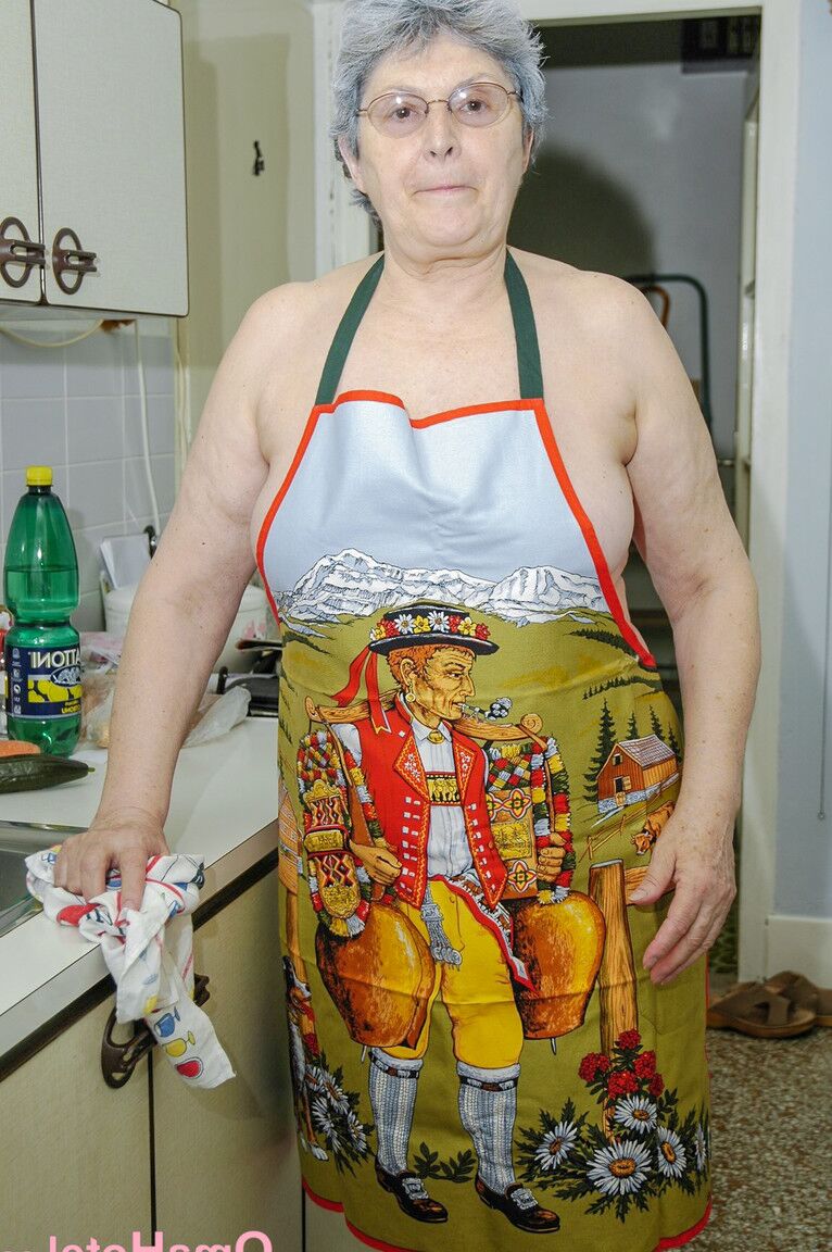 21P メガネをかけたおばあちゃんローザが巨乳を露出させ、茂みにキュウリを突き刺す