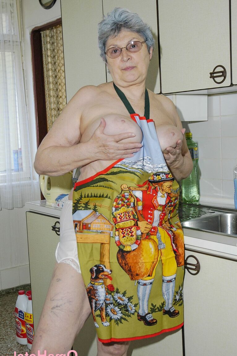 21P メガネをかけたおばあちゃんローザが巨乳を露出させ、茂みにキュウリを突き刺す