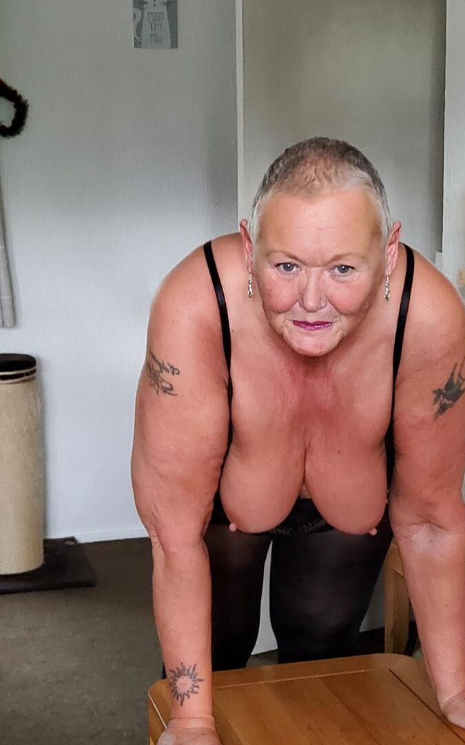16P La abuela gorda Valgasmic Exposed luce el pelo corto mientras expone sus tetas