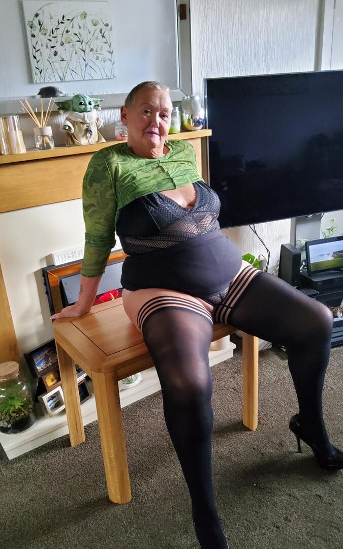 16P La abuela gorda Valgasmic Exposed luce el pelo corto mientras expone sus tetas