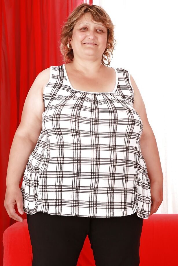 16P Vovó gorda com peitos enormes e bunda tirando e abrindo as pernas