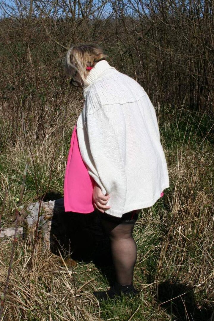 16P La obesa rubia británica Lexie Cummings muestra su gran culo y su coño al aire libre