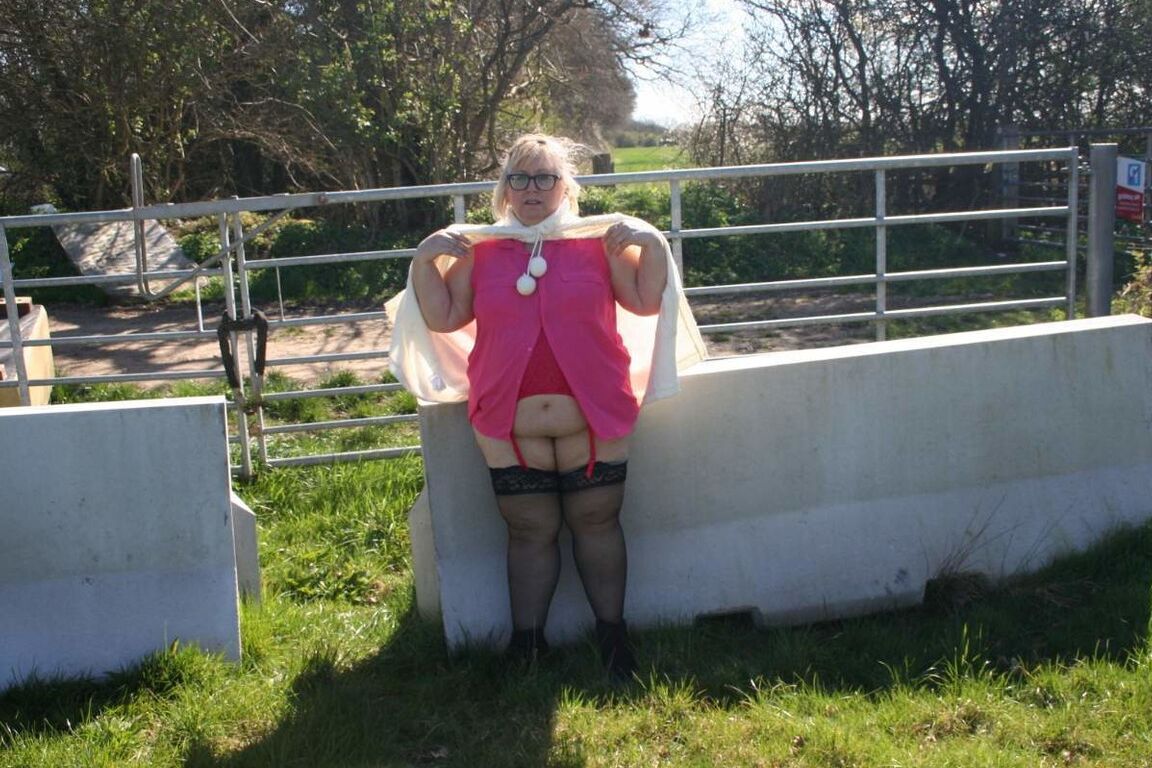 16P La obesa rubia británica Lexie Cummings muestra su gran culo y su coño al aire libre