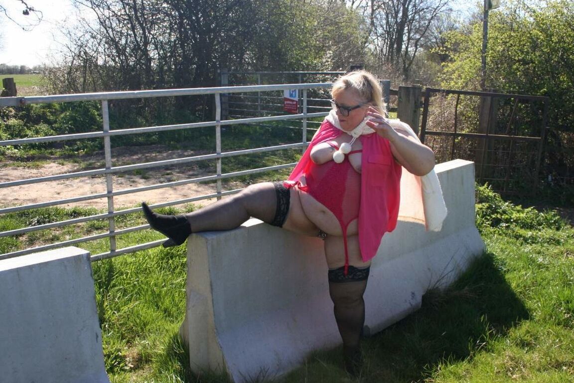 16P La obesa rubia británica Lexie Cummings muestra su gran culo y su coño al aire libre