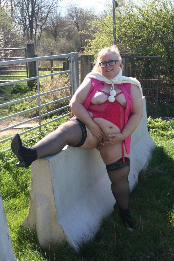 16P La obesa rubia británica Lexie Cummings muestra su gran culo y su coño al aire libre