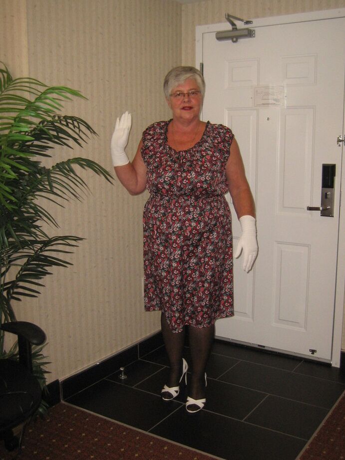 20P Silberhaarige Nan Girdle Goddess entblößt ihre großen Titten und ihre Möse in weißen Handschuhen
