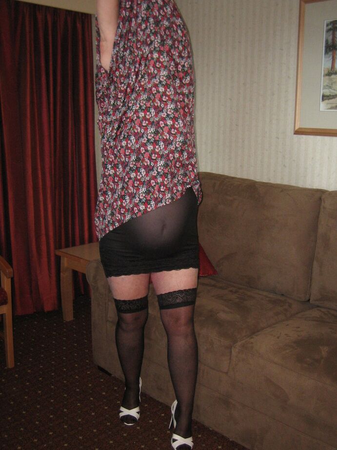 20P Silberhaarige Nan Girdle Goddess entblößt ihre großen Titten und ihre Möse in weißen Handschuhen
