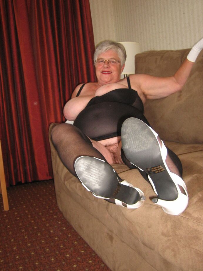 20P Silberhaarige Nan Girdle Goddess entblößt ihre großen Titten und ihre Möse in weißen Handschuhen