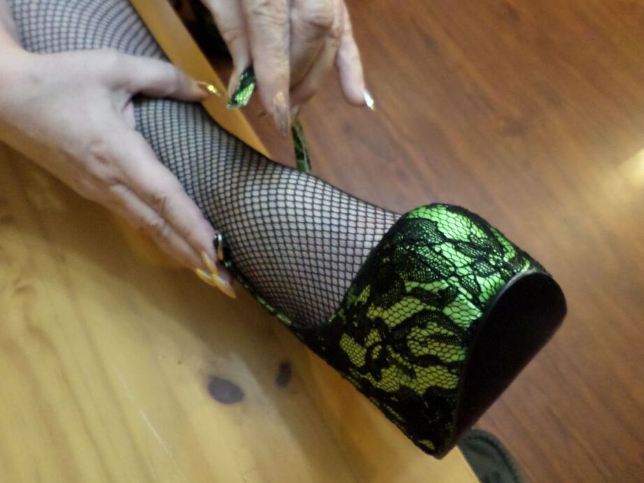20P Fat old woman Bunny Gram spreads her snatch after removing heels and hosiery