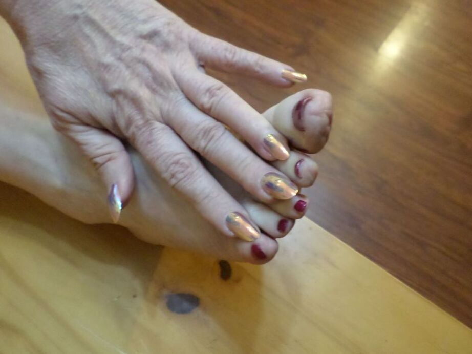 20P Fat old woman Bunny Gram spreads her snatch after removing heels and hosiery