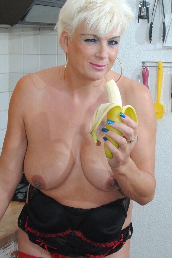 20P Loira platinada madura Dimonty se masturba com uma banana e um pepino